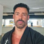 Nesta segunda-feira (08) o ator Cauã Reymond, subiu a temperatura nas redes sociais ao compartilhar uma foto sem camisa, e suado, após o seu treino de academia (Foto: Instagram)