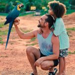 No post do galã, ele surge com seu filho no colo e ressalta a importância de criar laços (Foto: Instagram)