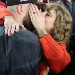 Logo ao final do jogo, Taylor foi ao gramado para abraçar ao namorado e o casal trocou beijos no meio do público. (Foto: X)