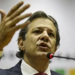 "Até o fim do mês a gente vai ter essa conta. Esse mês ainda a gente vai ter a conta, tá bom?", comentou o ministro ao chegar ao ministério, onde falou com jornalistas. (Foto: Agência Brasil)