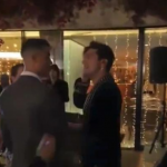 No vídeo que circula no Instagram, o músico conversa com CR7 sobre seu momento na Arábia Saudita quando é surpreendido pelo relógio de luxo. (Foto: Reprodução)