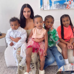 Se você acompanhar o reality 'Keeping Up With The Kardashians', saberá que Kim Kardashian cozinha algumas coisas descoladas para seus filhos. (Foto: Instagram)