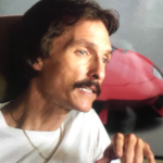 Mas em um determinado ponto Ron Woodroof (Matthew McConaughey) é visto na frente de um cartaz de um Lamborghini Aventador, modelo que só foi lançado em 2011. (Foto: Reprodução)