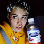 Miley Cyrus foi vista em várias ocasiões tomando Pedialyte no dia seguinte a uma festa. Pedialyte é uma bebida de hidratação com um equilíbrio de eletrólitos e nutrientes, que foi criada para ajudar alguém que estiver se sentindo fisicamente doente. (Foto: Reprodução)