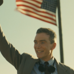 'Oppenheimer' (2023) - Em uma cena, o protagonista (vivido por Cillian Murphy) está na frente de uma multidão de pessoas em Los Alamos em 1945, e as pessoas na multidão agitam bandeiras dos Estados Unidos com 50 estrelas. (Foto: Reprodução)