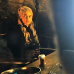 O público não perdoou o copo de café de marca famosa que roubou a cena no episódio 'The Last of the Starks' ('O Último dos Starks' em português), da oitava e última temporada. (Foto: Reprodução/Montagem)