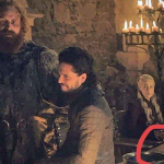 A 'culpa' foi do Varys, personagem interpretado pelo ator Conleth Hill. Foi ele quem deixou o 'infame' recipiente aparecer em cena, próximo a Daenerys. (Foto: Reprodução/Montagem)