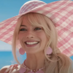 Quem iria imaginar que Margot Robbie, estrela do filme 'Barbie' (2023), curte um som pesado? A atriz australiana não só é muito fã como já foi a um show Slipknot! "Eu só ouvia heavy metal, pintava meu cabelo de preto e só o cortava com uma lâmina de barbear. Então, sim, meio gótica", disse ela sobre ser fã de rock pesado! (Foto: Divulgação)