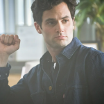 A culpa de quem causa esse mix de emoções nos espectadores é do ator Penn Badgley, que já havia feito sucesso em 'Gossip Girl'. (Foto: Divulgação)