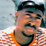 Certamente, você já deve ter ouvido falar do boato de que o rapper Tupac não está morto. Inclusive, até hoje existem todos os tipos de teorias da conspiração sobre isso. (Foto: Reprodução)