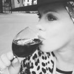 A cantora Pink afirma que costumava beber duas garrafas de vinho e não sentia sintomas de ressaca no dia seguinte. (Foto: Instagram)