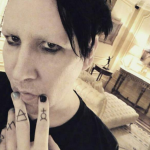 Marilyn Manson protagonizou vários rumores bizarros? Mas um dos mais estranhos, sem dúvida, era que ele teria mandado tirar duas costelas suas em cirurgia. (Foto: Instagram)