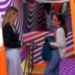 Yasmin conversava com Wanessa Camargo no quarto quando o assunto mudou para Maycon, eliminado nesta última quinta-feira (11/01). (Foto: Reprodução/GloboPlay)