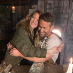 A atriz Blake Lively queimou seu vestido com uma faísca de vela durante a recepção do seu casamento com Ryan Reynolds. (Foto: Instagram)