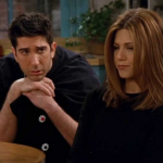 'Friends' nos mostrou muitos relacionamentos saudáveis, mas o de Ross e Rachel não era um deles. Eles se intrometeram na vida um do outro por anos. (Foto: Divulgação)