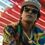 Com exceção do álbum colaborativo com o rapper americano Anderson Paak, Bruno Mars não lançou um novo disco solo desde 2016, quando veio com o aclamado 24K Magic. (Foto: Divulgação/YouTube)