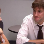 Jim e Pam, 'The Office' - Eles são um casal icônico das séries de TV. No entanto, Jim beija Pam depois que ela dá um fora nele. (Foto: Reprodução)