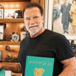 Para se tornar o sucesso que é hoje, Arnold Schwarzenegger teve que estudar o inglês. Schwarzenegger mal falava inglês quando chegou aos Estados Unidos, em 1968, aos 21 anos. Sua primeira língua é o alemão. (Foto: Divulgação)