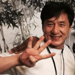 Antes de ganhar fama nos Estados Unidos, Jackie Chan já era um ator de sucesso na China. Ele é fluente em mandarim e cantonês. (Foto: Instagram)