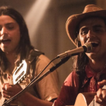 Não por acaso, os dois interpretaram a famosa dupla sertaneja Chitãozinho & Xororó (foto abaixo) em uma série. (Foto: Divulgação)