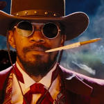 Jamie Foxx, estrela como o protagonista Django, é visto com óculos de sol durante todo o filme. Óculos, junto com suas roupas excêntricas, são 'invenções' que surgiram muitos anos depois... (Foto: Divulgação)