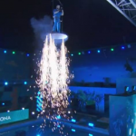 Belo surge 'voando' em festa do "Big Brother Brasil 24" e vira piada na web. (Foto: Reprodução/GloboPlay)