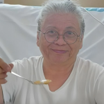 Por meio de uma foto compartilhada em suas redes sociais, Marlene aparece almoçando no hospital. Na ocasião, ela avisou que já havia recebido alta médica. (Foto: Instagram)