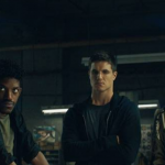 Estrelando: Robbie Amell,Stephen Amell e Alex Mallari Jr. (Foto: Reprodução)