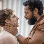 Casal 'Kelmiro' é real?! Após o fim da novela "Terra e Paixão", Diego Martins e Amaury Lorenzo são vistos aos beijos em boate. (Foto: Divulgação/TVGlobo)