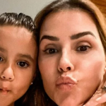 Mãe de Maria Flor, de 8 anos, Deborah comentou ainda sobre maternidade. (Foto: Instagram)