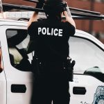 A polícia foi até a casa e o homem, de 27 anos, contou que quando chegou em casa percebeu que havia uma bicicleta diferente no quintal e dentro do imóvel, o quarto do casal estava trancado. (Foto:Unsplash)