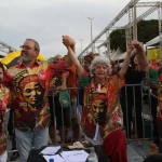 O dono do bar Braseiro Labuta, localizado no Rio de Janeiro, Lúcio Vieira, também aguarda o início dos eventos carnavalescos com entusiasmo. (Foto: Agência Brasil)