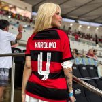 Karoline usou uma camisa do rubro negro com o número de Leo, e seu apelido estampado: Karolino. (Foto: Instagram)