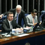 O texto também prevê o monitoramento de presos com o uso de tornozeleiras eletrônicas. O juiz pode determinar a vigilância eletrônica como requisito para o cumprimento de penas nos regimes aberto e semiaberto, além de presos com restrição de circulação pública e para a concessão de liberdade condicional. (Foto: Agência Brasil)