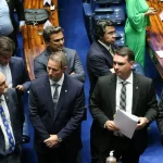 O relator do projeto no Senado, Flávio Bolsonaro (PL-RJ), defendeu a extinção das "saidinhas" devido aos frequentes casos de presos que cometem crimes durante esses períodos. "Ao permitir que presos ainda não reintegrados à sociedade se beneficiem das saídas temporárias, o Estado coloca toda a população em risco", argumentou. (Foto: Agência Brasil)