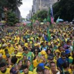 A AFP informou que "milhares" protestaram em favor de Bolsonaro, em meio a uma "tempestade legal". (Foto: X)