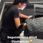 Jade Picon na fila no aeroporto (Foto: Instagram)