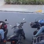 As imagens mostram o momento em que o bandido se aproxima do policial, que está parado em sua moto, e anuncia o assalto. . (Foto: X Twitter)