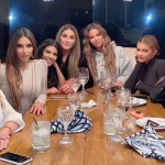 Kris e Caitlyn Jenner, pais das integrantes mais jovens do clã Kardashian-Jenner, Kendall e Kylie, decidiram que as meninas estudariam em casa durante os últimos anos no ensino médio. (Foto: Instagram)