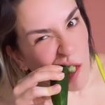 Após ser criticada, Kéfera volta a incentivar as pessoas a comerem pepino com gelatina para não engordar. (Foto: Reprodução)