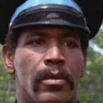 Antes de ser conhecido como o cadete Moses Hightower na franquia 'Loucademia de Polícia', Bubba Smith era jogador de futebol americano. (Foto: Reprodução)