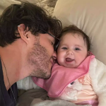 Em seguida, Eli falou sobre a relação de Viih Tube e ele com a bebê: "Eu beijo, a Viih beija mas ponto!". (Foto: Instagram)