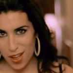 Tendo em conta o comportamento de Amy Winehouse como adulta, não é difícil imaginar que ela se envolveu em problemas na escola. (Foto: Reprodução/YouTube/Vevo)