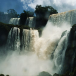 Muito conhecida pelas Cataratas do Iguaçu, Foz do Iguaçu é uma ótima opção para fugir das comemorações tradicionais de Carnaval. (Foto: Divulgação/Unsplash)