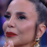 No último sábado (10/02), Ivete se apresentava no Carnaval de Salvador, em cima de um trio elétrico, quando parou para interagir com Baby do Brasil, que estava em um dos camarotes. (Foto: Reprodução/TVGlobo)