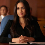 Muito antes de se juntar e, posteriormente, sair da Família Real Britânica, Meghan Markle era uma "garota da mala" no game show 'Deal or No Deal'. (Foto: Divulgação)