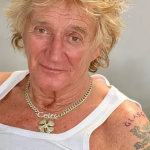 Rei Charles III e Rod Stewart se conheceram há décadas. (Foto: Instagram)