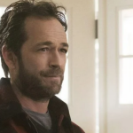 Luke Perry se tornou uma estrela de TV em 'Barrados no Baile' quando jovem. Mais tarde, o ator conquistou um papel de destaque na série 'Riverdale'. (Foto: Divulgação)