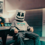 Marshmello, produtor de EDM mais famoso e bem-sucedido da história, é instantaneamente reconhecível pelo capacete alto em forma de marshmallow adornado com olhos cruzados e um grande sorriso. (Foto: Instagram)