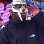 Desde seu surgimento como MF DOOM até sua trágica morte em 2020, DOOM raramente era visto sem sua máscara de platina, inspirada no super vilão dos quadrinhos Dr. Doom. (Foto: Reprodução/YouTube)